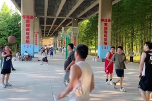 神仙野球場，建在高架橋下面，夏天打球不會被太陽曬